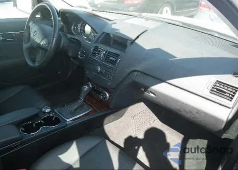 2009 Mercedes-Benz C300 z USA, uszkodzony, nr VIN WDDGF54X29F231208